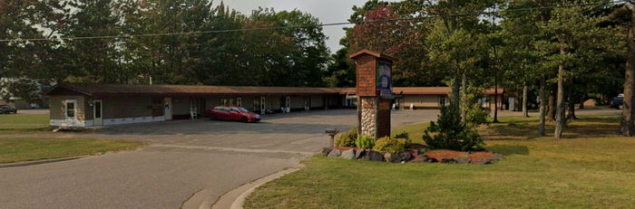 Tall Pines Motel (Starlite Motel) - Web Listing (newer photo)